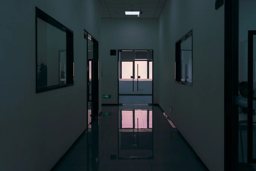 why-choose-us Une femme enveloppe soigneusement un canapé dans un matériau de protection tout en préparant des cartons dans une pièce lumineuse.